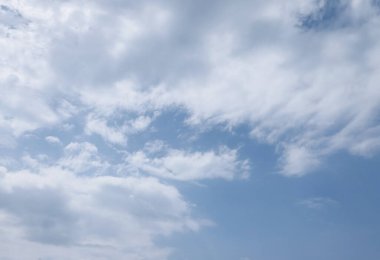 Mavi gökyüzü ve beyaz bulutlar