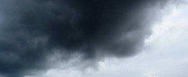 Dramatik yağmurlu gökyüzü, fırtına arka planı