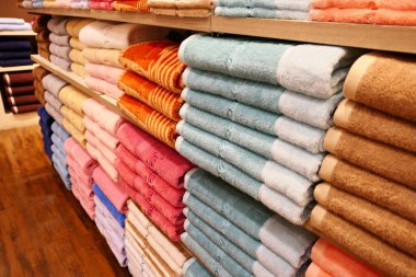 Raflarda bir yığın havlu var.