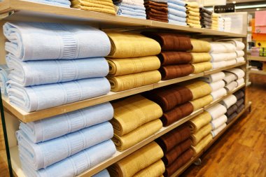 Raflarda bir yığın havlu var.