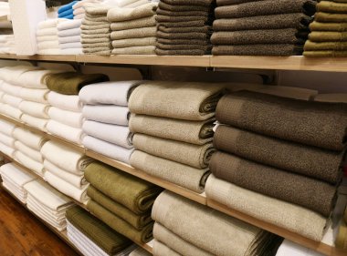 Raflarda bir yığın havlu var.