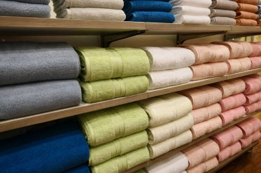 Raflarda bir yığın havlu var.