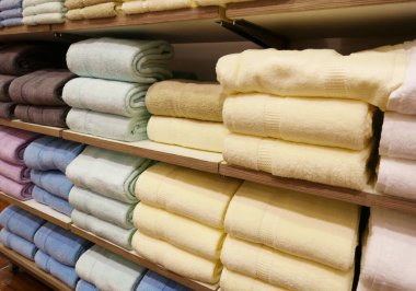 Raflarda bir yığın havlu var. 