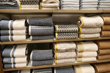 Raflarda bir yığın havlu var.