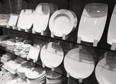 Dükkanda yığınla bulaşık var.