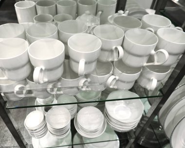 Raftaki yeni bardak ve tabaklar