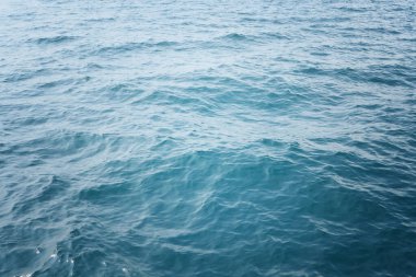 Arkaplan olarak okyanus suyu