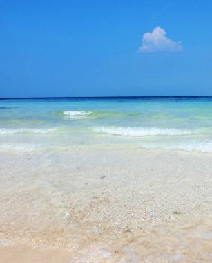 Güzel tropikal kumsallar, beyaz kumlarda dalgalar