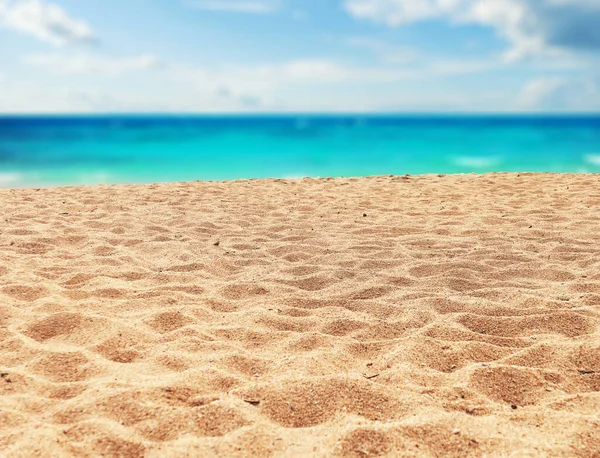 Prachtig Zandstrand Tegen Wazige Tropische Zee — Stockfoto