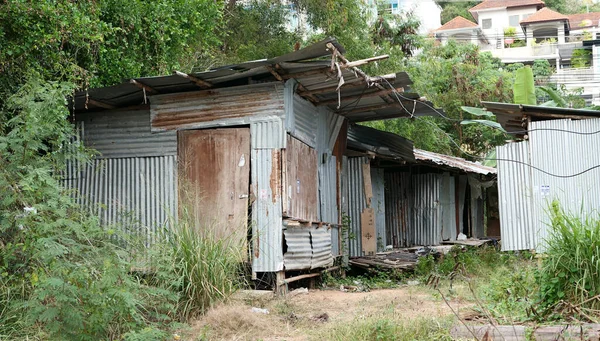 Casas Pobres Contra Villa Luxo — Fotografia de Stock