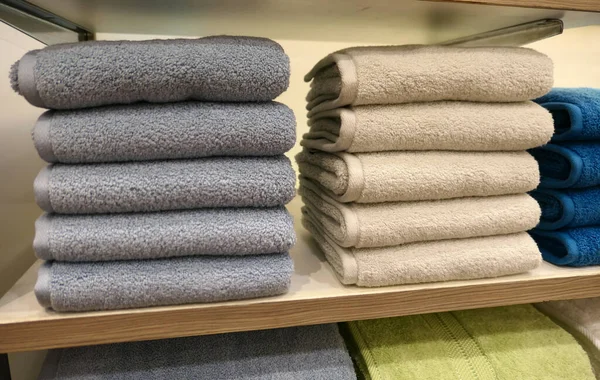 Stapelweise Handtücher Den Regalen — Stockfoto