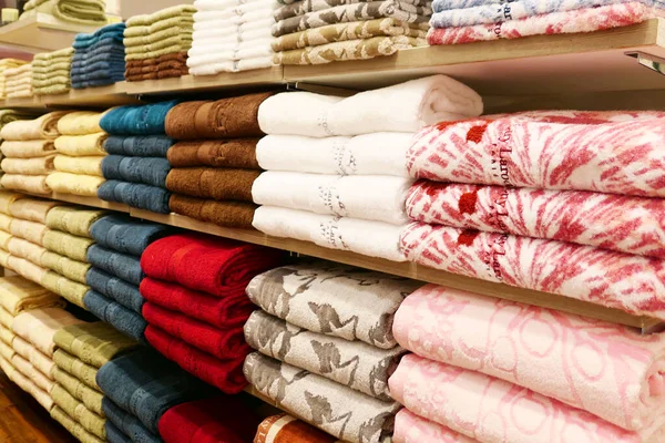 Pile Asciugamani Sugli Scaffali — Foto Stock