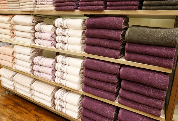 Stapelweise Handtücher Den Regalen — Stockfoto