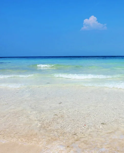 Güzel tropikal kumsallar, beyaz kumlarda dalgalar