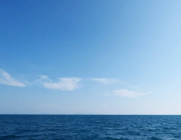 Céu Azul Com Nuvens Com Oceano — Fotografia de Stock