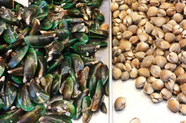 Pazarda midye yığını