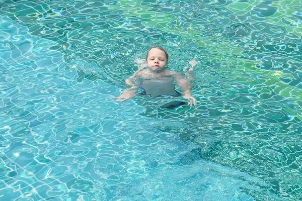 Mignon Petit Garçon Dans Piscine — Photo