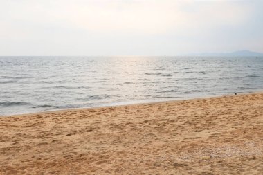 Kumsal ve mavi gökyüzü