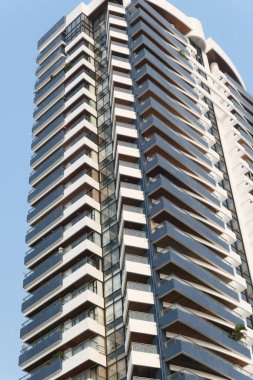 Mavi gökyüzüne karşı apartman dairesi