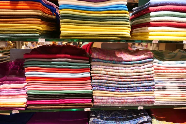 Stapelweise Bunte Kopftücher Und Textilien — Stockfoto