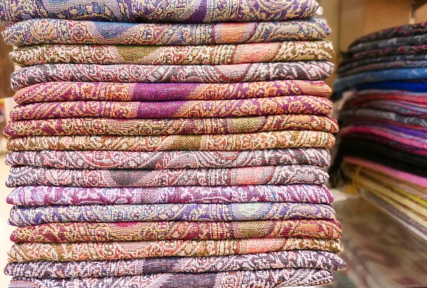 Stackar Färgglada Slöjor Och Textil — Stockfoto