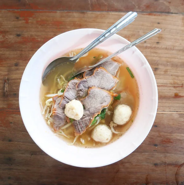 Aziatische Noodle Soep Een Houten Tafel — Stockfoto