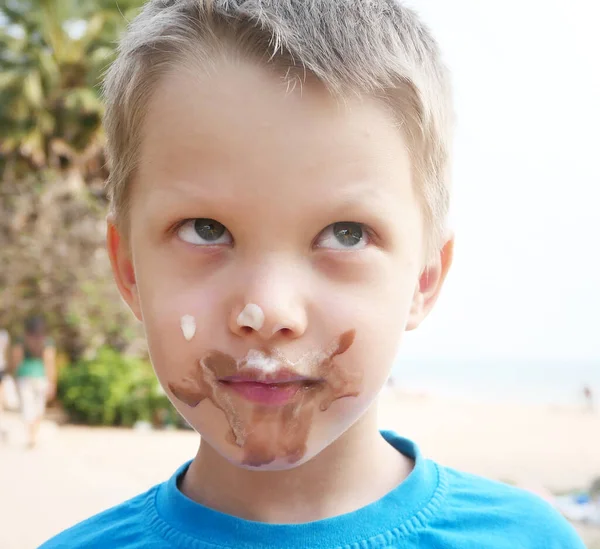 Söt Pojke Med Smutsigt Ansikte — Stockfoto