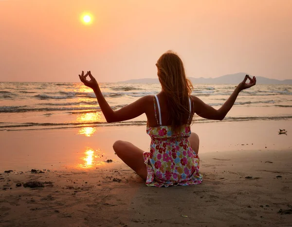 Žena Dělá Jógu Při Západu Slunce Pláži — Stock fotografie
