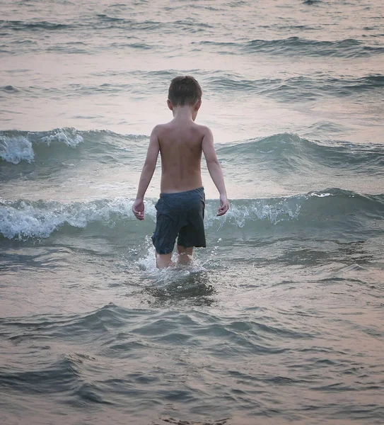 Pohled Zezadu Malého Chlapce Stojícího Moři — Stock fotografie