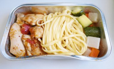 Uçak yemeği, tavuk ve sebzeli makarna.