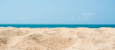 Mavi gökyüzüne karşı kumsal