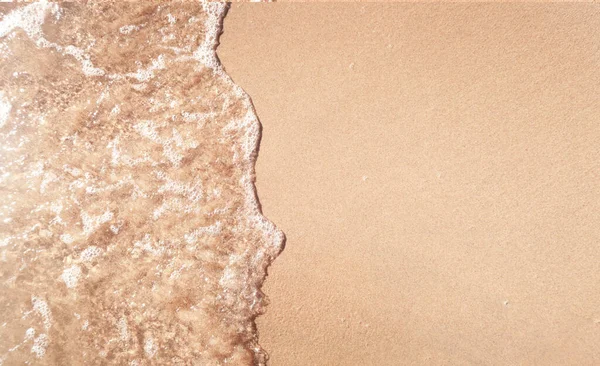 Kumlu Sahilde Yumuşak Dalgalar — Stok fotoğraf