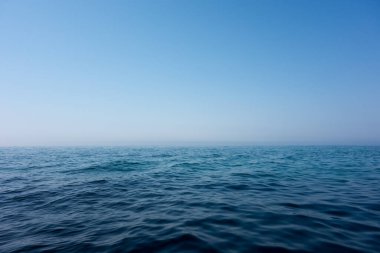 Güzel deniz ve mavi gökyüzü