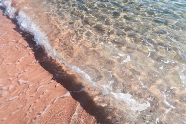 Kumlu sahilde deniz dalgası