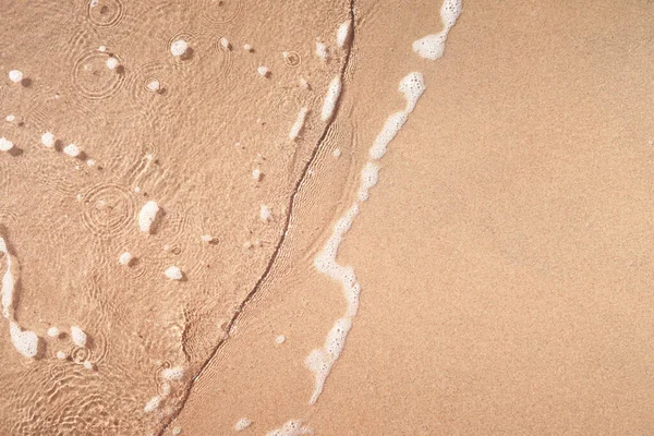 砂浜の透明柔らかい波 — ストック写真