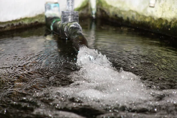 Wasser Fließt Aus Leitung — Stockfoto