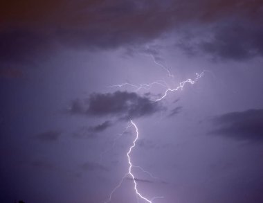 Gökyüzüne yıldırım düştü.