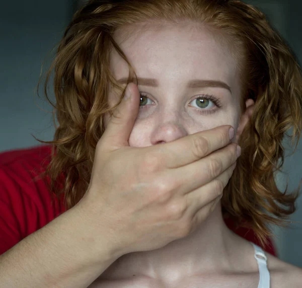 Man Covering Mouth Young Woman — Stock Photo, Image