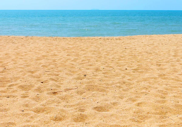 Krásná Písečná Pláž Modrá Obloha — Stock fotografie