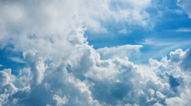 Bulutlu mavi gökyüzü