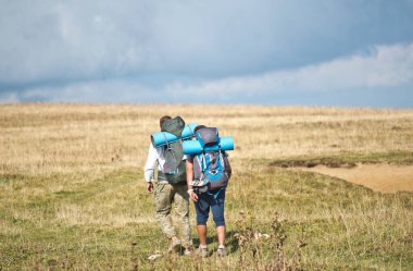 Sırt çantalı iki turist.
