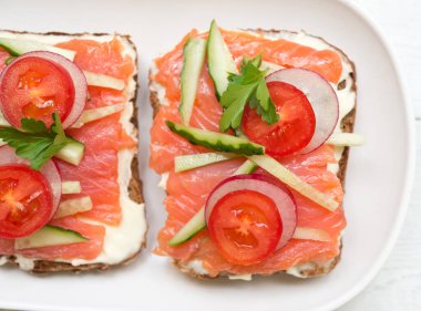 Tabaktaki sağlıklı sandviçlerin üst görüntüsü
