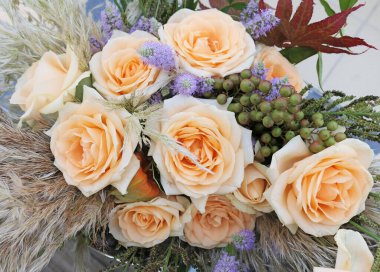 Bir buket pembe güzel gül.