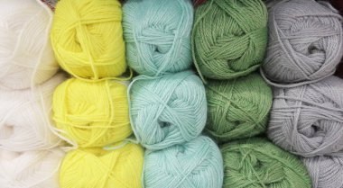 Arkaplan olarak renkli yün yumakları yakın çekim