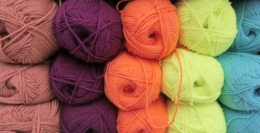 Renkli yün yumaklarının yakın plan çekimi