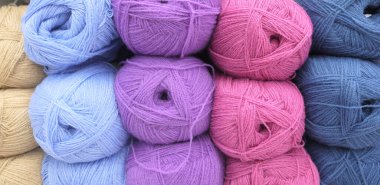Renkli yün yumaklarının yakın plan çekimi