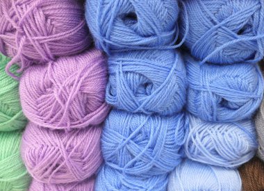 Renkli yün yumaklarının yakın plan çekimi