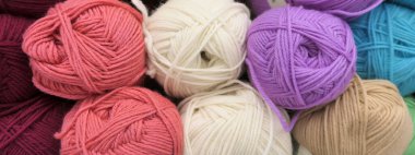 Renkli yün yumaklarının yakın plan çekimi