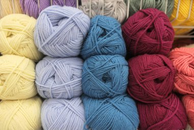 Bir dükkanda renkli yün iplik topları