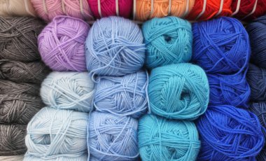 Arkaplan olarak renkli yün yumakları yakın çekim